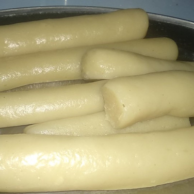 memotong kerupuk lontongan